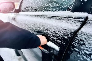 Как быстро очистить автомобиль от льда и снега