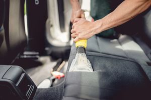 Чим найкраще почистити салон автомобіля, як і чим прибирати салон
