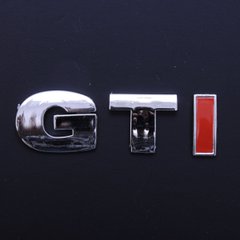 Купити Емблема - напис "GTI" (хром) I-червона/скотч/роздільна (блістер) 80х26 мм 1991-1997 22300 Емблема напис на іномарки