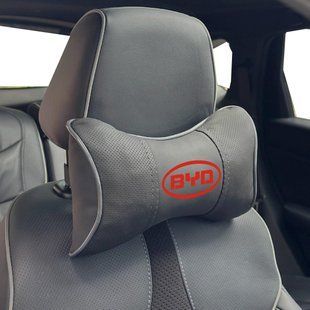Купити Подушка на підголівник з логотипом BYD Екошкіра 3D Кольоровий лого Чорна-Сірий кант 1 шт 91791 Подушки на підголовник - під шию
