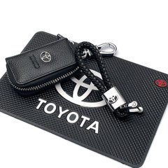 Купити Подарунковий набір №33 для Toyota / Килимок Торпеди / Брелок / чохол тиснена кожа 38712 Подарункові набори для автомобіліста