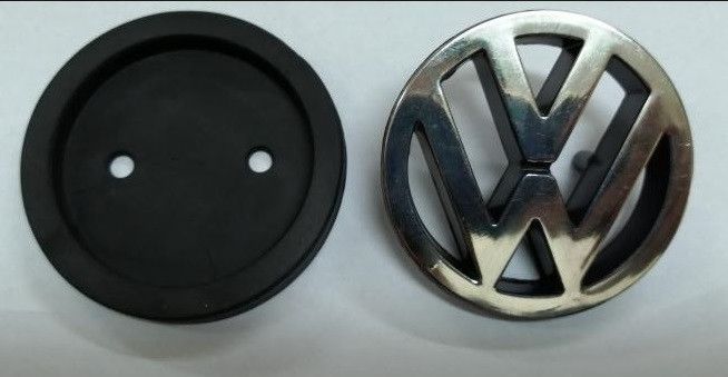 Купить Эмблема для Volkswagen 80 мм / пласти к/ рез.пыльник / 2 пукли 21381 Эмблемы на иномарки